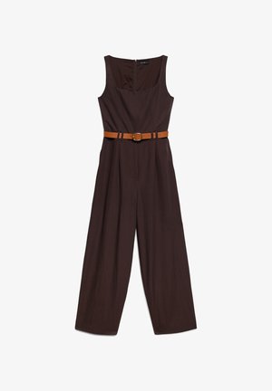Combinaison marron foncé sans manches avec jambes larges et ceinture beige avec une boucle ronde dorée à la taille.