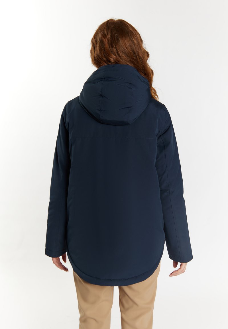 Marineblauer isolierter Jacke mit Kapuze, die einen abgerundeten Saum und eine lockere Passform aufweist. Glatte Textur und minimale Nähdetails auf der Rückseite.