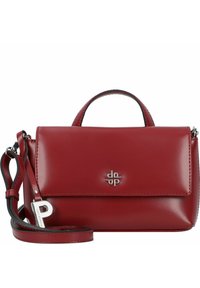 Bolso de mano de cuero rojo con un diseño estructurado, asa superior, correa de hombro desmontable y acento de logotipo plateado en la parte frontal.