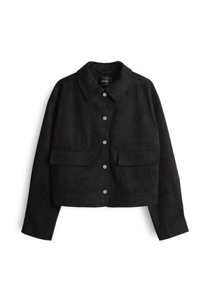 Giacca in suede nera con colletto, caratterizzata da bottoni a pressione argentati, due tasche frontali e un design corto con maniche lunghe.