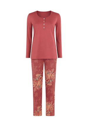 Top de manga larga en rosa polvo con botones combinado con pantalones a juego con estampado floral en tonos cálidos de melocotón, verde y beige.
