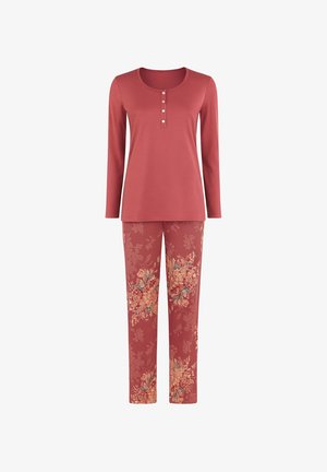 Haut à manches longues rose poudré avec boutons, associé à un pantalon imprimé floral dans des teintes chaudes de pêche, vert et beige.