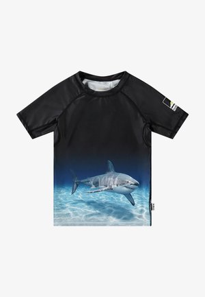 T-shirt de protection à manches courtes noir avec un graphique de requin vibrant sur un fond dégradé d'eau bleue, fabriqué à partir d'un matériau extensible et léger.