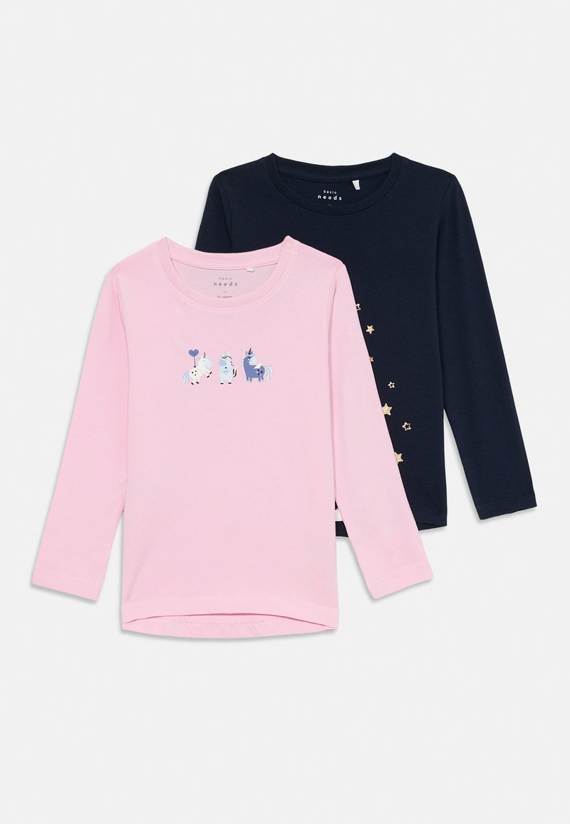 Zwei Langarm-T-Shirts: eines in Pink mit Einhorn-Druck, das andere in Navy mit goldenen Stern-Akzenten. Hergestellt aus weichem Stoff, entspannte Passform.