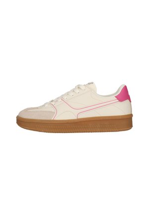 Witte sneaker met roze accenten en bruine rubberen zool, met veters en suède detail op de neus, tegen een witte achtergrond.