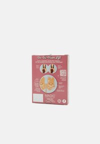 L'emballage rose du produit "Va-Vu-Voom Lift" présente des illustrations, des instructions et un texte détaillant sa fonctionnalité 3-en-1 pour l'augmentation mammaire.
