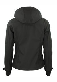 Veste softshell noire avec capuche, texture lisse, design ajusté et poignets réglables. Présente des coutures contrastées et aucun logo visible.
