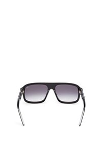 Obdélníkové sluneční brýle se šedými gradientovými skly, černými plastovými rámy a průhlednými acetátovými stranicemi. Doplňují je malé kovové akcenty po stranách.