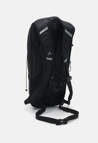 Zaino nero con superficie texturizzata, dotato di accenti argentati, spallacci regolabili e un design elegante ed ergonomico. Realizzato con materiali riciclati.
