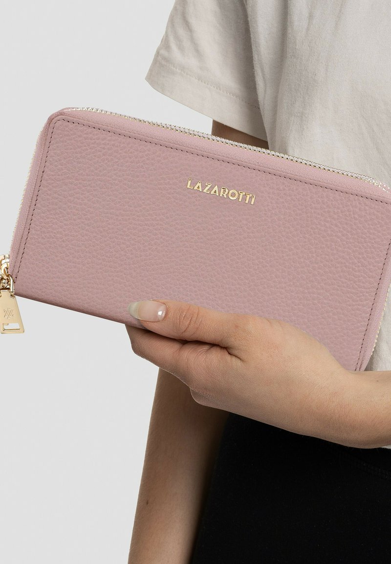 Cartera de cuero texturizado rosa con herrajes dorados y cremallera, que presenta el nombre de la marca "LAZAROTTI" grabado en la parte frontal.