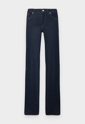 Dunkelblaue Jeans mit geradem Bein, Vordertaschen, Gürtelschlaufen, Metallknopf und Nahtdetails vor weißem Hintergrund.