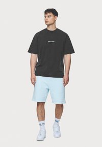 Pegador COLNE LOGO TEE - Nyomott mintás póló - vintage black/baby blue