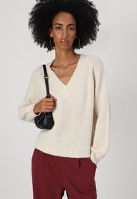 JDY JDYINGEBORG ADA LIFE V-NECK - Vesta - pumice stone