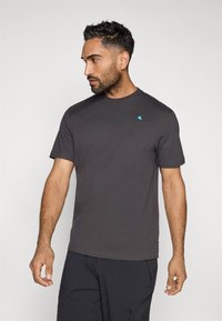 Camisa de algodão cinza escuro, com decote arredondado, mangas curtas e um pequeno logótipo azul na área do peito esquerdo.