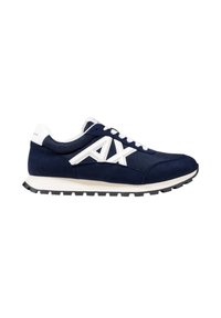Zapatillas deportivas de color marino con parte superior de malla y detalles de ante. Presenta un logo blanco, cierre de cordones blancos y una suela negra para mayor tracción.