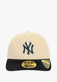 Gorra de pana beige con visera de tela oscura, con un logo bordado de NY en azul marino y etiquetas en la visera. Talla 7 3/4.