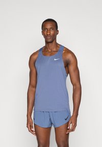 Tenue de sport pour hommes comprenant un d ébardeur sans manches bleu léger et évacuant l'humidité, ainsi que des shorts assortis avec des accents de logo.