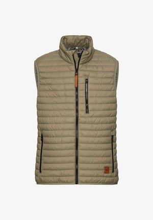 Olivgrüwestes Pufferweste mit hohem Kragen, Reißverschluss vorne, zwei Reißverschlusstaschen an den Seiten und einem strukturierten, gesteppten Design. Besitzt einen braunen Lederanhänger.