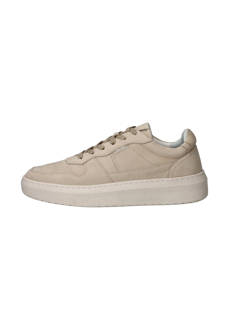 Beige suède sneakers met een ronde neus, platte veters en een dikke platformzool. Heeft subtiele stiksels en minimale branding aan de zijkant.