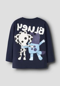 Marineblå langermet skjorte med to tegneseriehunder, en flekkete og en blå, med ordet "BLUN" trykt over i fete hvite bokstaver.