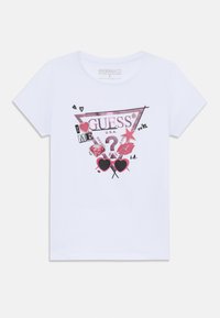 Hvit organisk bomull t-skjorte med grafisk design i rosa og svart, inkludert hjerter, en trekant og tekstelementer.