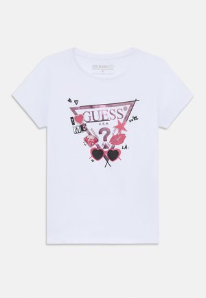 Camiseta de algodón orgánico blanca con un diseño gráfico en rosa y negro, que incluye corazones, un triángulo y elementos de texto.