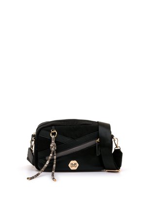 Bolso bandolera rectangular negro con correa ajustable, bolsillo diagonal con cremallera, cordón decorativo anudado y emblema de logo dorado en la parte frontal.