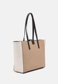 Borsa a spalla realizzata in materiale beige e bianco con dettagli neri. Presenta sottili cinghie nere e una forma rettangolare. Design pulito senza motivi.