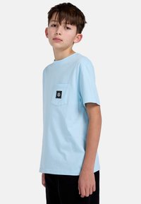 Lyseblå bomulds t-shirt med rund hals, korte ærmer og en brystlomme med et sort label-logo. Glat tekstur og afslappet pasform.
