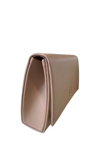Borsa a busta beige realizzata in materiale testurizzato, presenta un design piegato, una base piatta e un accento in hardware dorato sul frontale.