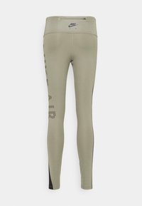 Legginsy Nike Air w oliwkowym kolorze o dopasowanym kroju, z wysokim stanem, czarnymi akcentami i pionowym logo na boku.