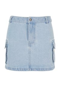 Hellblauer Denim-Minirock mit hoher Taille und zwei seitlichen Cargo-Taschen, mit einem vorderen Knopfverschluss und subtilen Texturdetails.