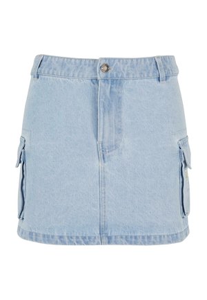 Hellblauer Denim-Minirock mit hoher Taille und zwei seitlichen Cargo-Taschen, mit einem vorderen Knopfverschluss und subtilen Texturdetails.