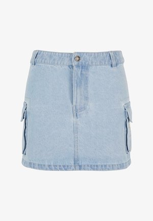 Světle modrá denimová mini sukni, která má vysoký pás a dvě boční kapsy na cargo, s předním zapínáním na knoflíky a jemnými texturovými detaily.