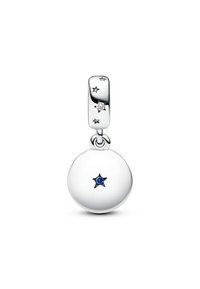Charm in argento sterling con pendente rotondo, caratterizzato da una stella blu al centro e piccoli accenti a forma di stella sul gancio.