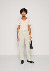 Tommy Hilfiger SLIM CODY V NECK - Základné tričko - whimsy pink