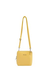 Borsa a tracolla gialla in pelle con forma quadrata, finitura texture, tracolla regolabile e dettagli in argento con il nome del marchio.