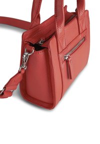 Petit sac à main en cuir rouge avec deux anses, une bandoulière réglable et une poche avant zippée.