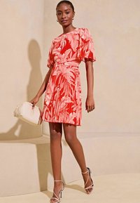 Lipsy FLUTTER SLEEVE REGULAR FIT - Denné šaty - pink floral