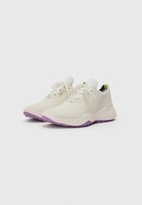 Lätta sportskor i off-white tyg med en strukturerad, vit mellansula och lila yttersula. Har elastiska snören och en vadderad ankelkrave.