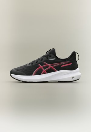 Zapatilla de correr negra con rayas laterales rojas, suela blanca gruesa y tira para tirar en el talón, situada sobre un fondo neutro.