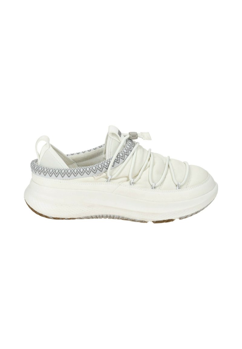 Witte sneaker met gestructureerde bovenkant, elastische veters en een gemusterde grijze rand. Dikke zool met een lichtbruine rubberen buitenzool.