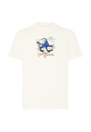 Camiseta blanca con un frailecillo caricaturesco vestido con una camisa azul sosteniendo una tabla de surf, palmeras, olas, sol y el texto "Hola Verano".