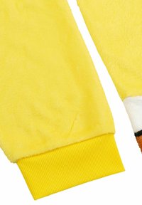 Felpa gialla in pile con polsini a costine. Presenta una texture morbida e accenti di personaggi dei cartoni animati sulle maniche. Colore brillante e uniforme su tutta la superficie.