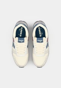 Sneakers in cream, navy, and burgundy. Features include a textured synthetic upper, mesh tongue, and white laces. Logo printed on insoles.