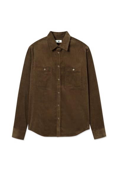 Chemise en velours côtelé marron à manches longues, col, fermeture à boutons sur le devant et deux poches poitrine avec rabats boutonnés.