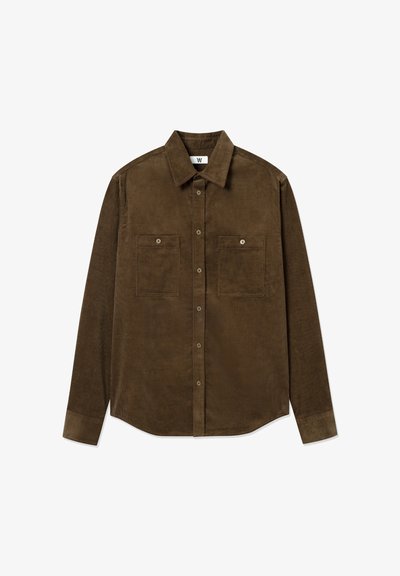 Chemise en velours côtelé marron à manches longues, col, fermeture à boutons sur le devant et deux poches poitrine avec rabats boutonnés.