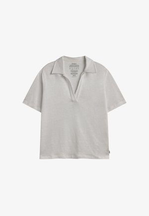 Lichtgrijs poloshirt met korte mouwen en open V-hals, gemaakt van duurzaam materiaal, afgebeeld tegen een effen witte achtergrond.