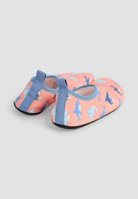 Rózsaszín slip-on cipők kék cápa mintával, elasztikus nyílással és fekete gumitalppal. Puha anyag és könnyű kivitel.