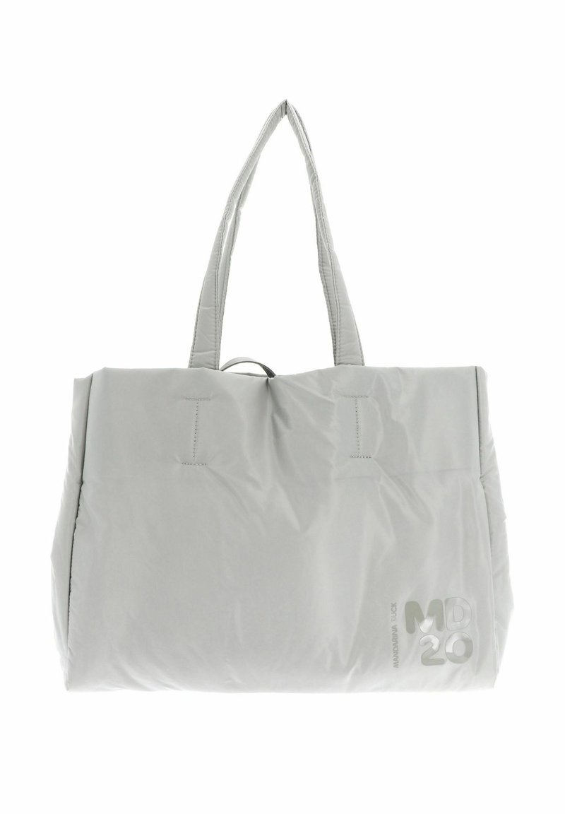 Sac fourre-tout en nylon gris clair avec deux poignées cousues, de forme rectangulaire, et détail en relief "MD 20" à l'avant. Texture douce et rembourrée.